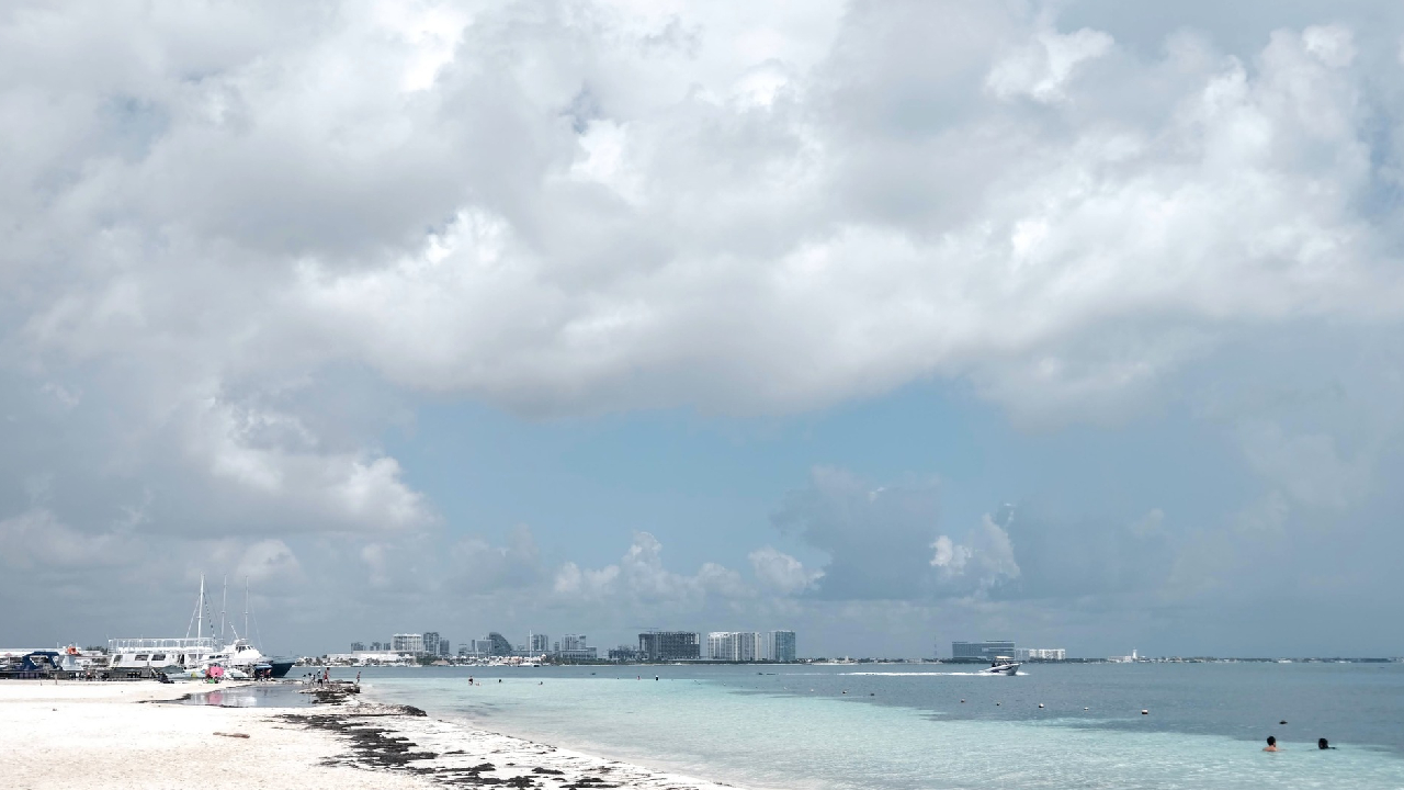 El clima será caluroso con posibilidades de lluvias.