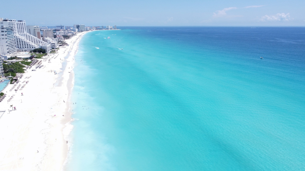 El clima para hoy será caluroso con lluvias.