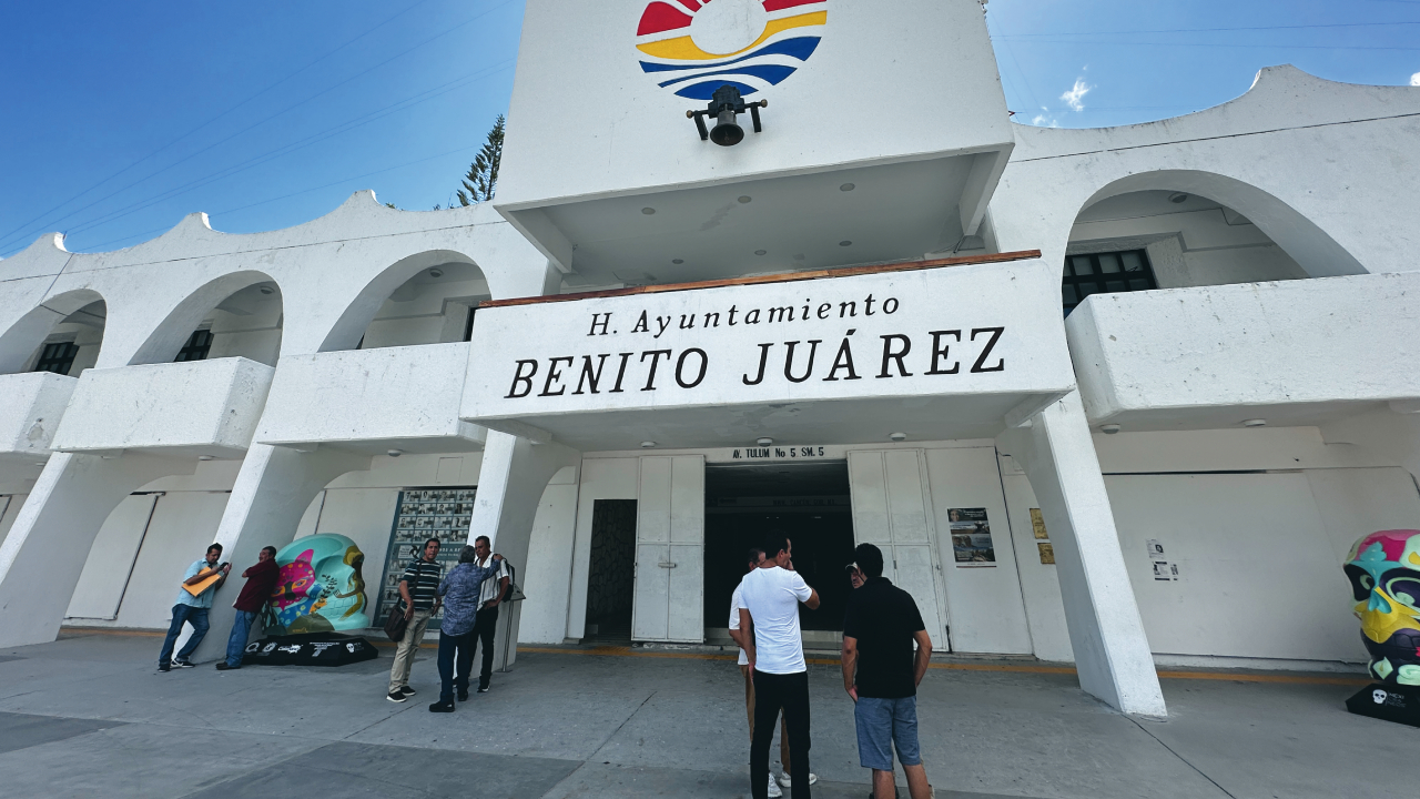 Empresarios en las afueras del Ayuntamiento de Benito Juárez.