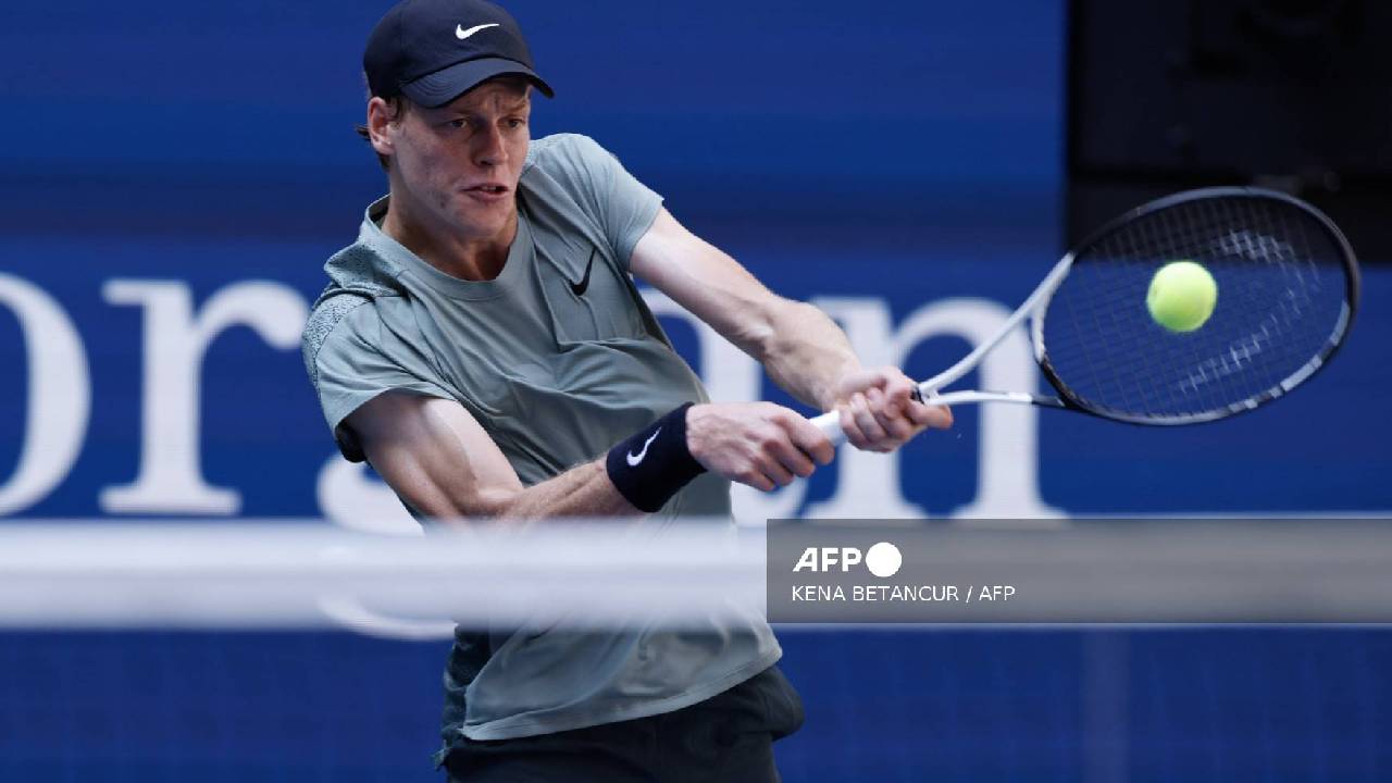 El italiano Jannik Sinner juega una revancha contra el australiano Christopher O'Connell durante su partido de tercera ronda del US Open.