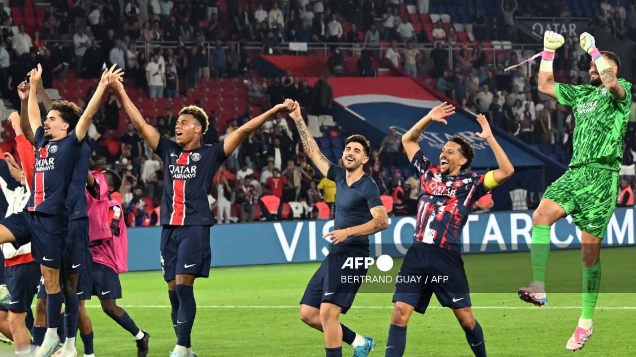 Los jugadores del Paris Saint-Germain celebran después de ganar el partido de fútbol francés L1 ante el Montpellier Herault SC.