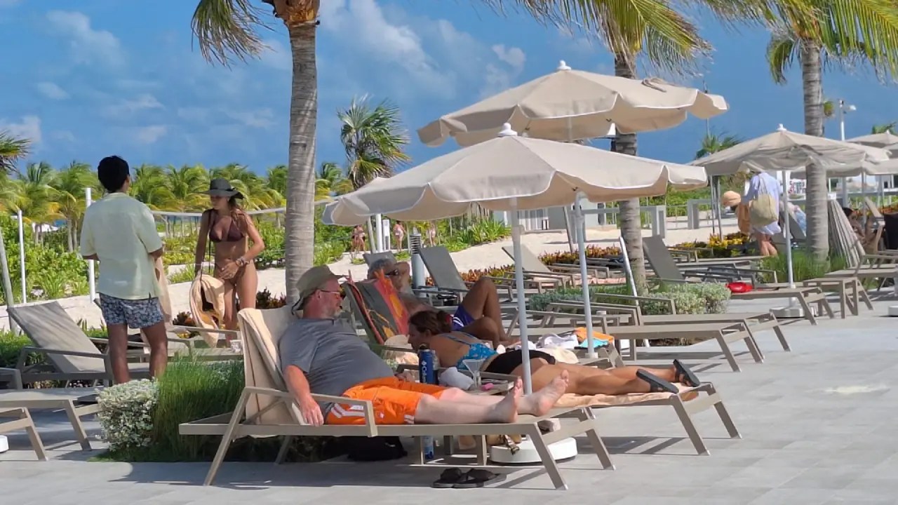 Turistas se asolean en la alberca de un hotel para disfrutar del descanso.
