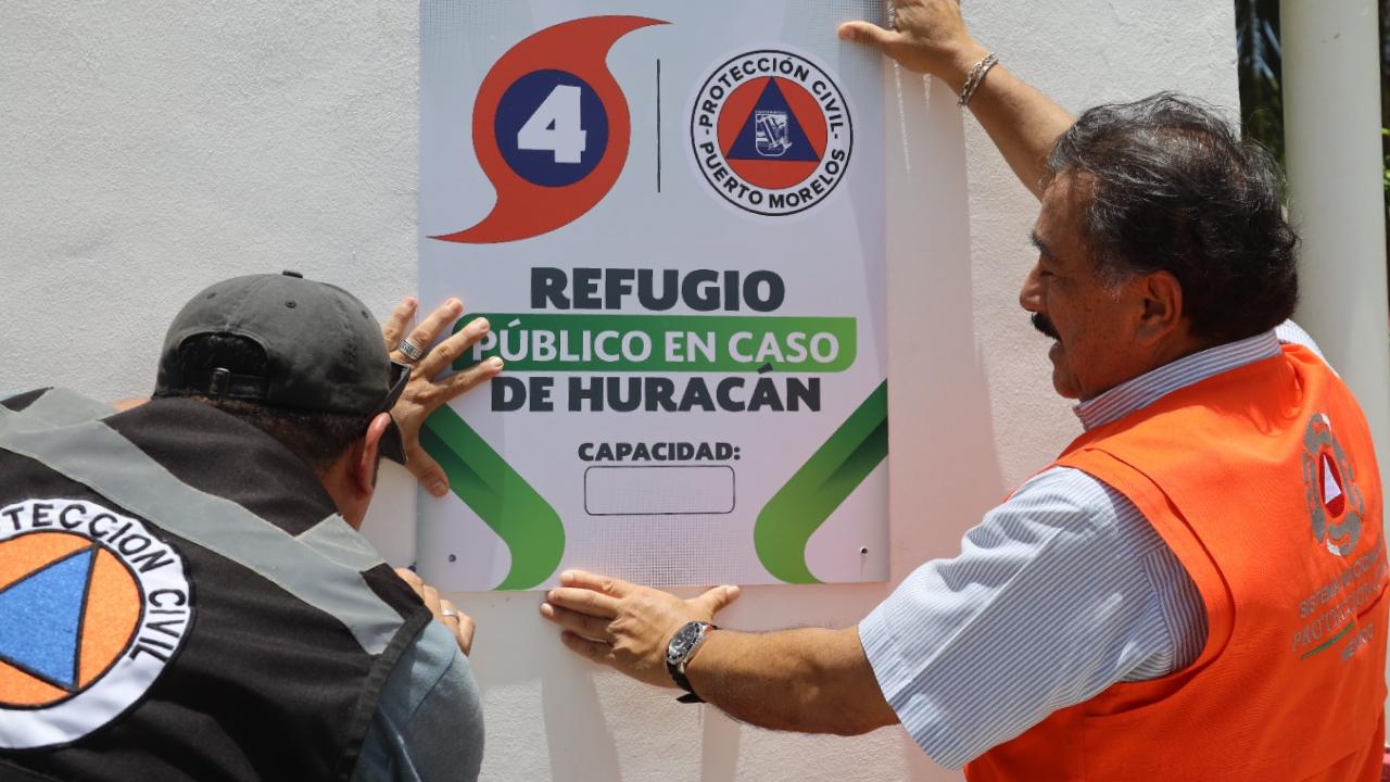 Preparación de refugios anticiclónicos en Puerto Morelos.