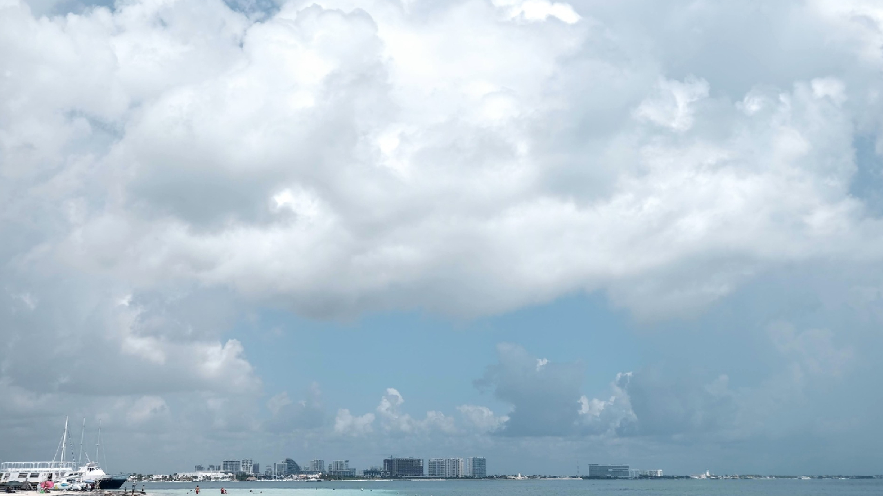 El clima será caluroso con algunas lluvias.
