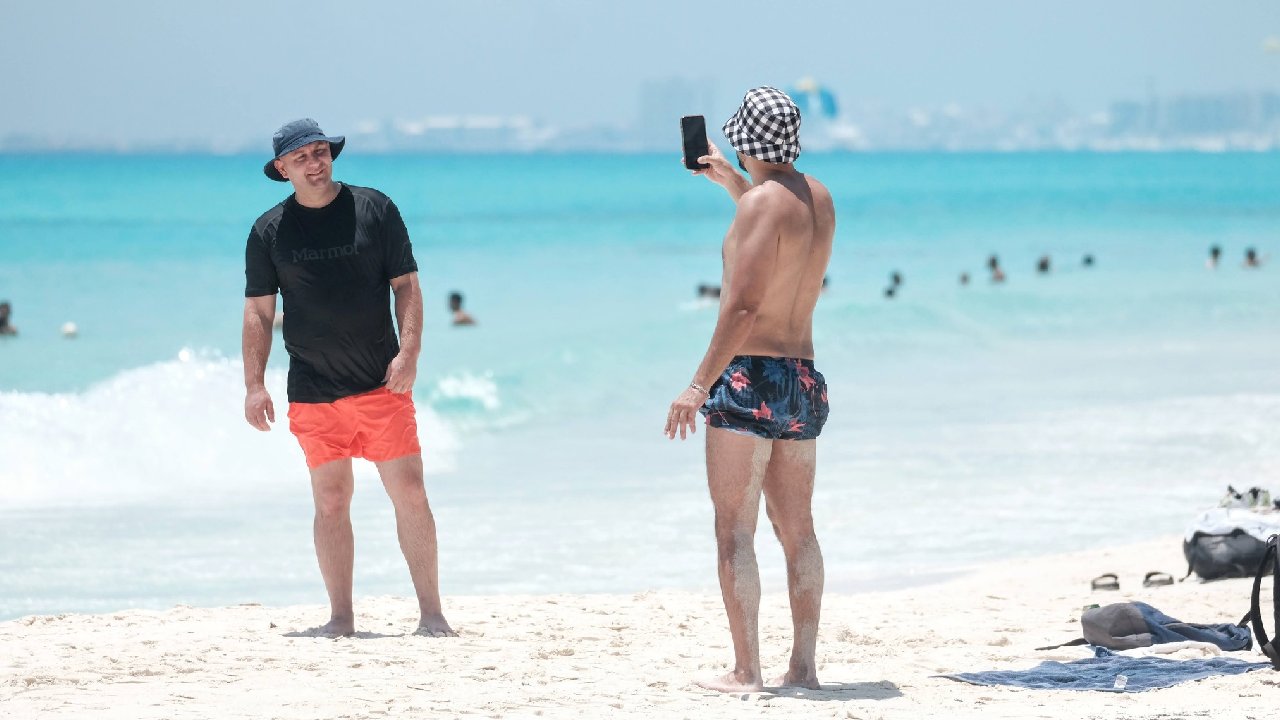 Turistas en la playa de Cancún.