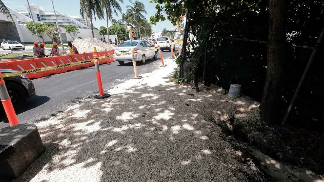 Continúan algunos cierres viales en Cancún.