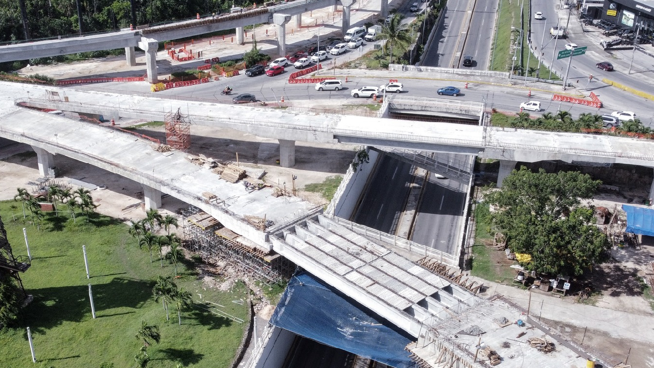 Continúan algunos cierres viales en Cancún.
