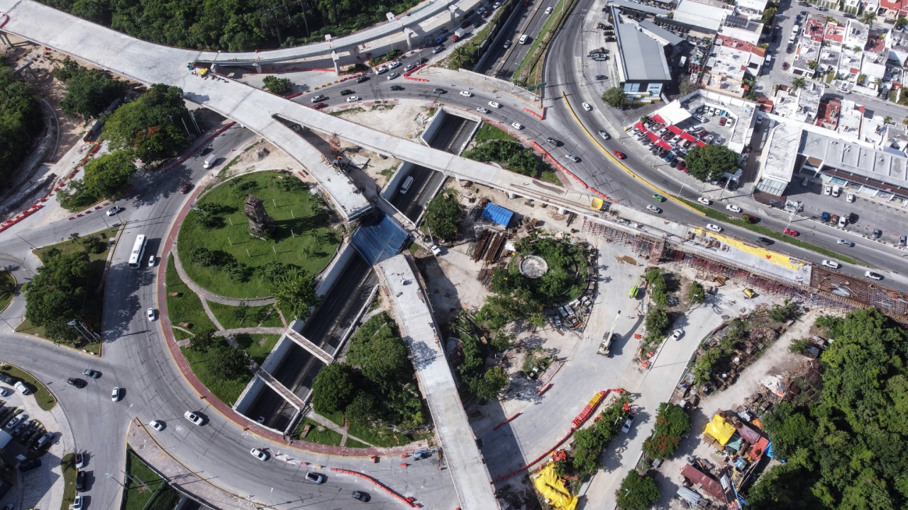 Siguen los cierres viales en Cancún.