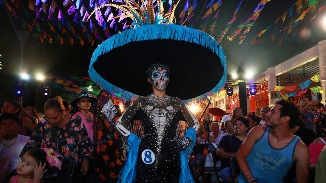 Una catrina entre la muchedumbre de Cancún.