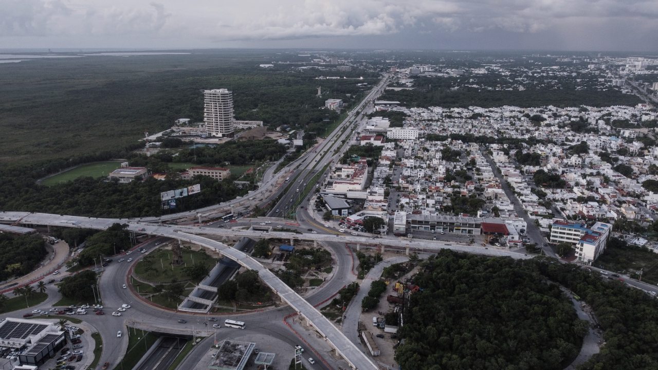 En Cancún aún hay diversos cierres viales.