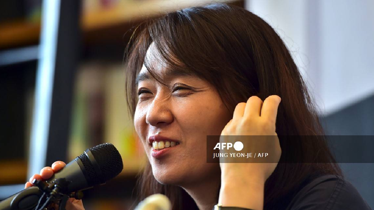 Han Kang hace historia al ser la primera surcoreana en ganar el premio.