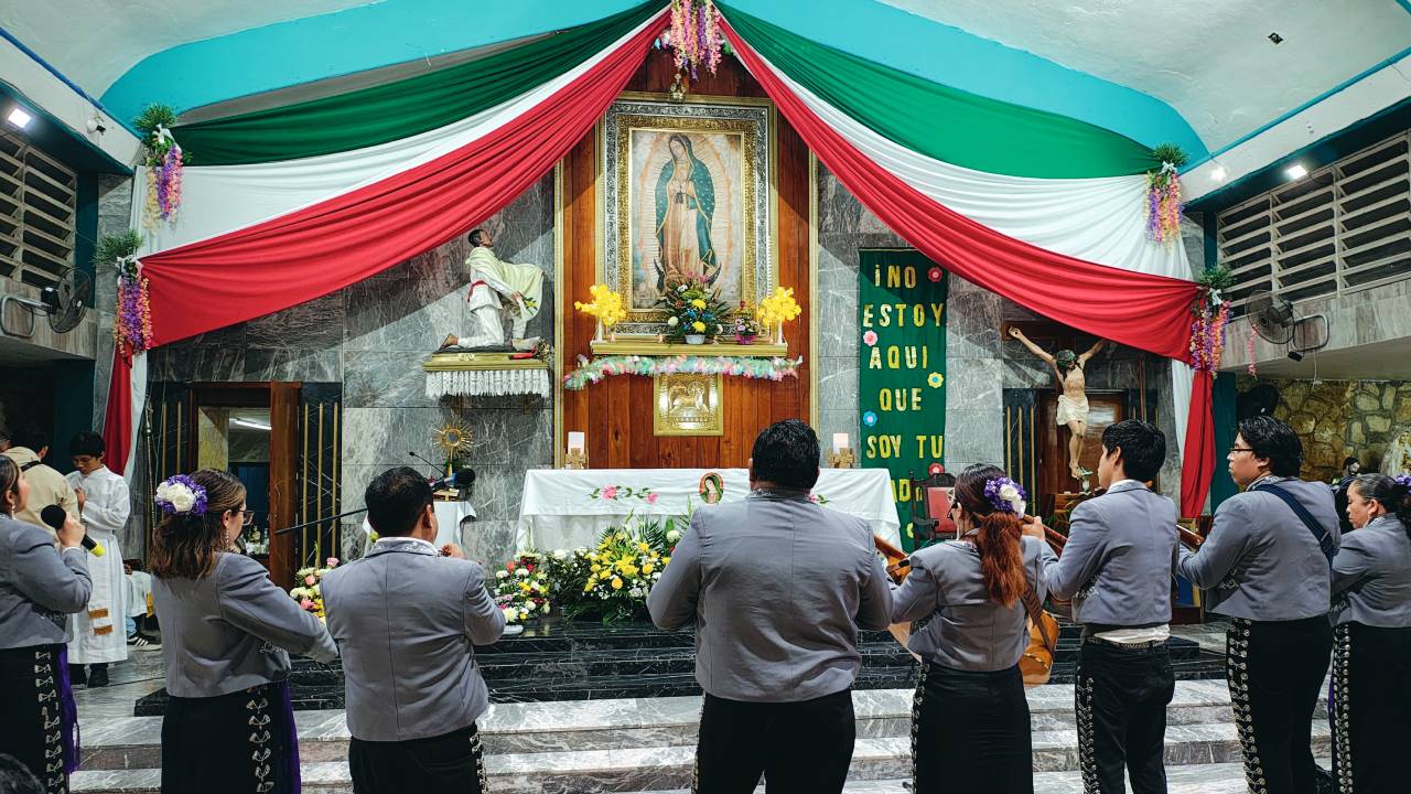 Mariachis cantan a la Guadalupana.
