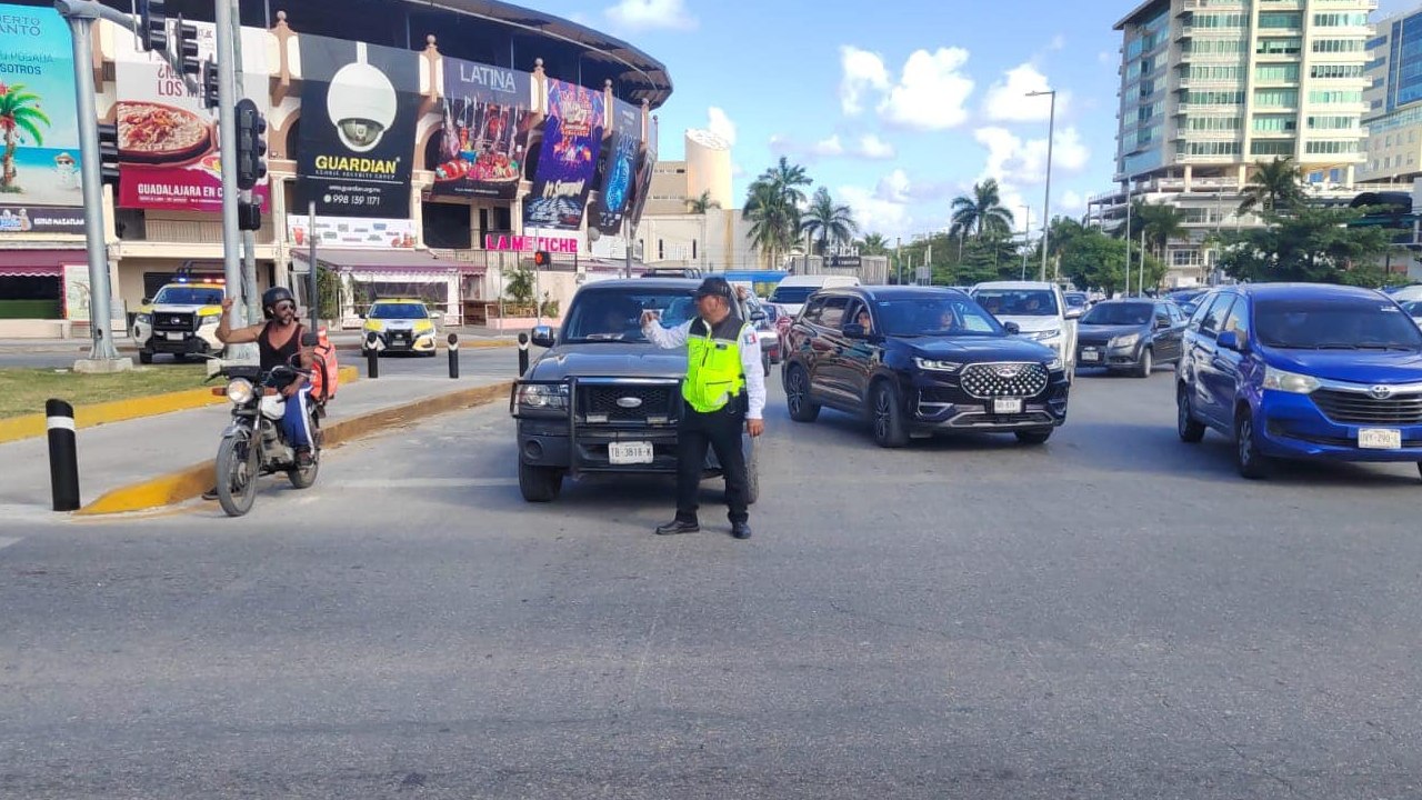 Cierres viales en Cancún.