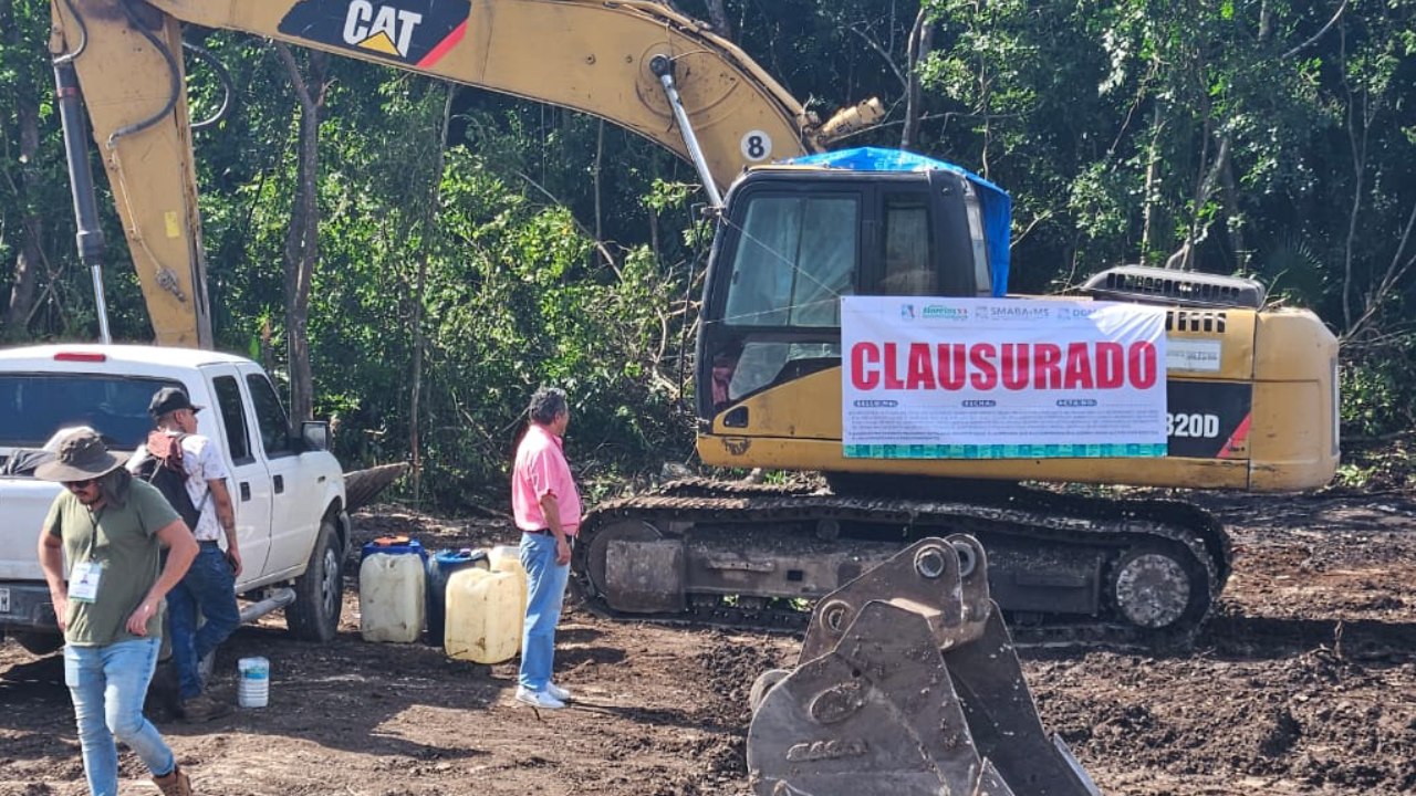 Terreno clausurado en Puerto Morelos.