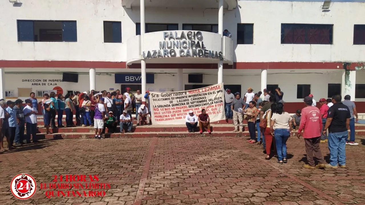 Protesta de trabajadores del Ayuntamiento de Lázaro Cárdenas.