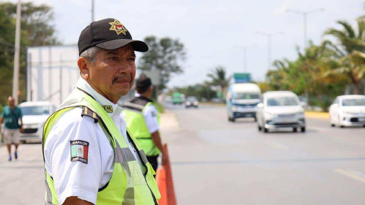 Continúan algunos cierres viales en Cancún.