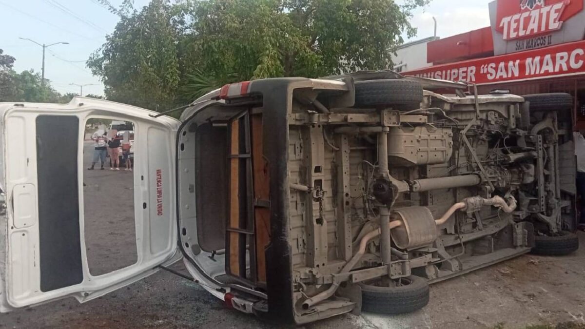 Accidente vehicular en Cancún. Una camioneta quedó volcada.