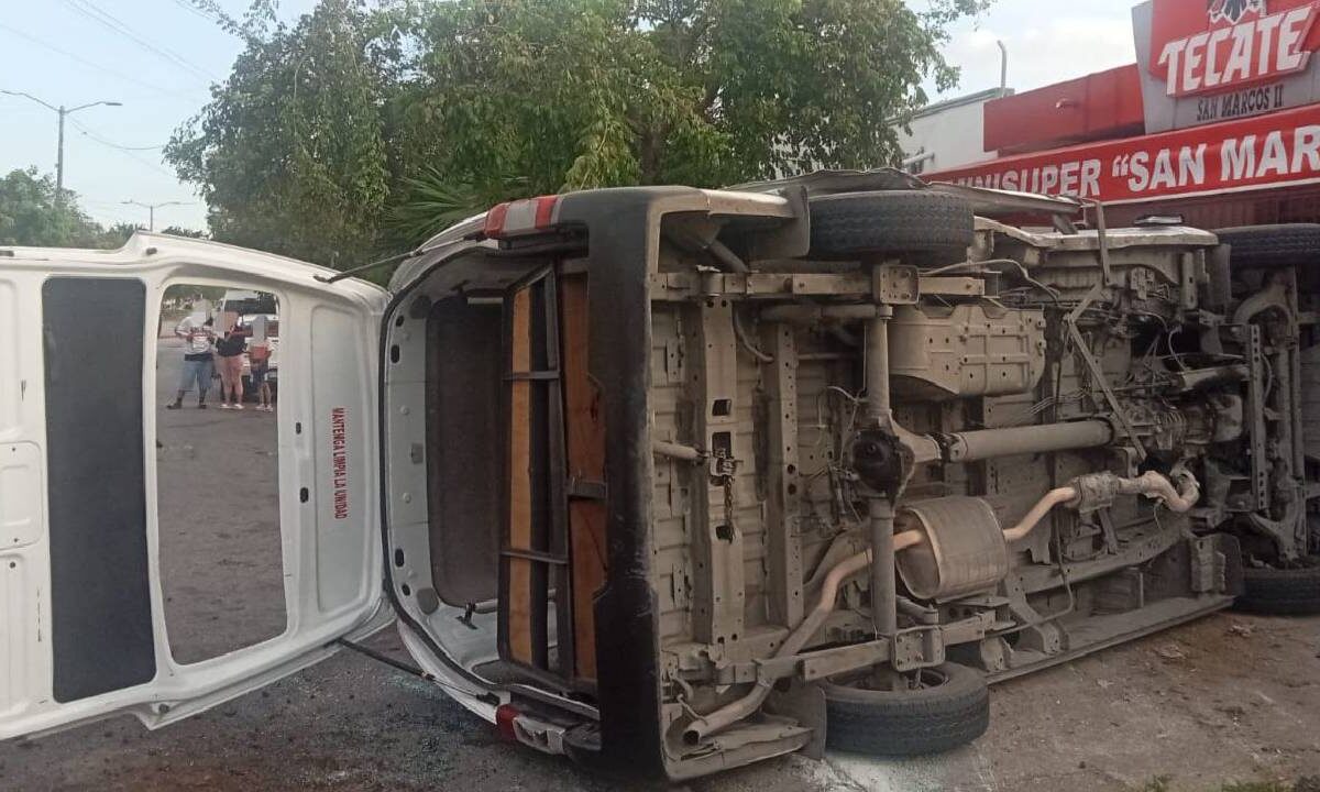 Accidente vehicular en Cancún. Una camioneta quedó volcada.