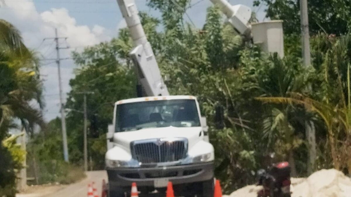 Servicio eléctrico en Chiquilá.