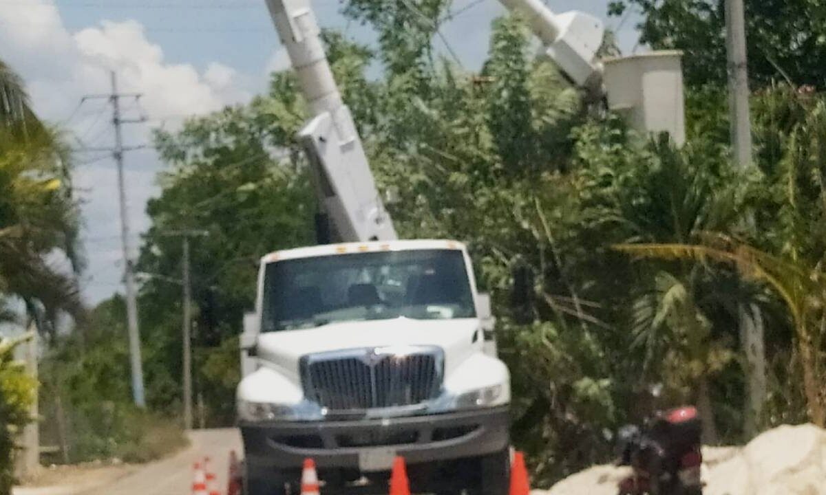 Servicio eléctrico en Chiquilá.