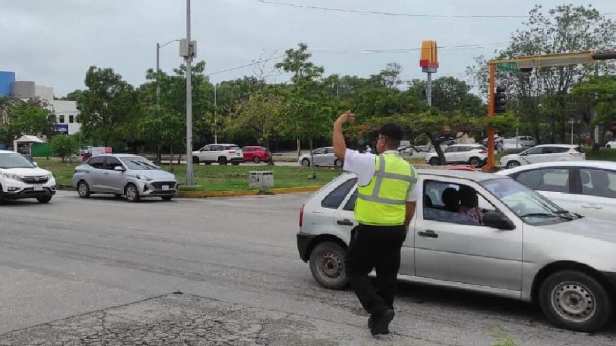 Continúan cierres viales en Cancún.