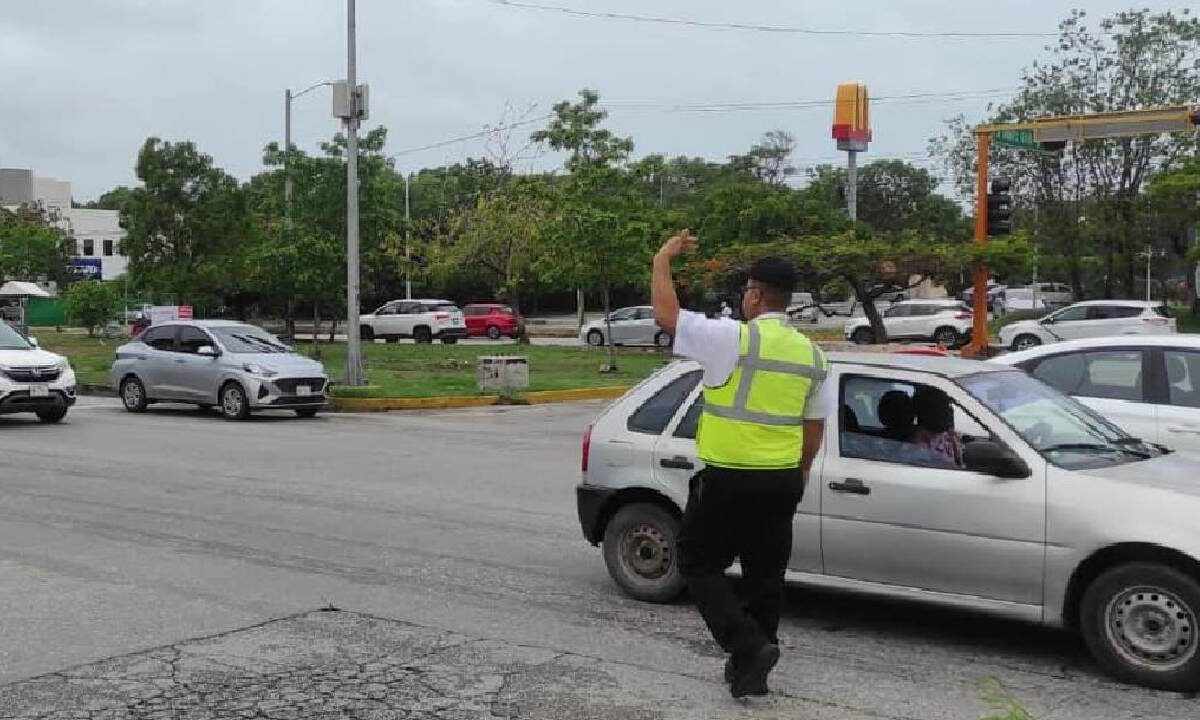 Continúan cierres viales en Cancún.