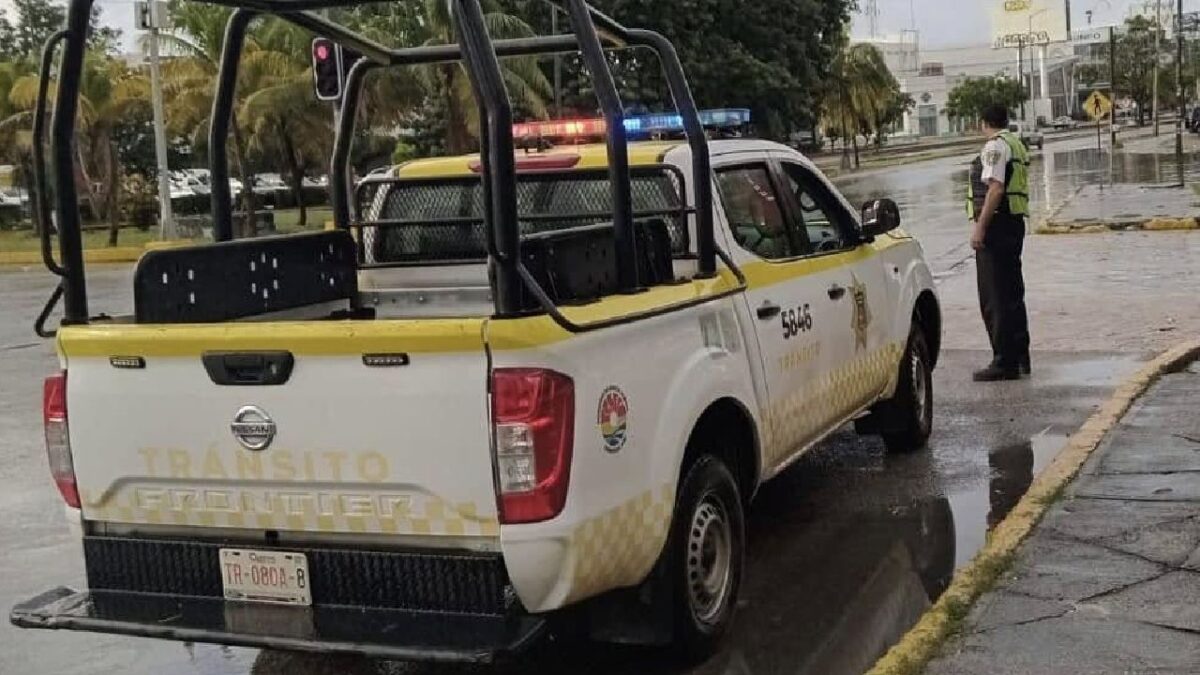 Continúan algunos cierres viales en Cancún.