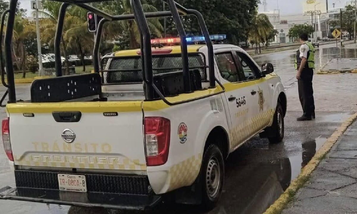 Continúan algunos cierres viales en Cancún.