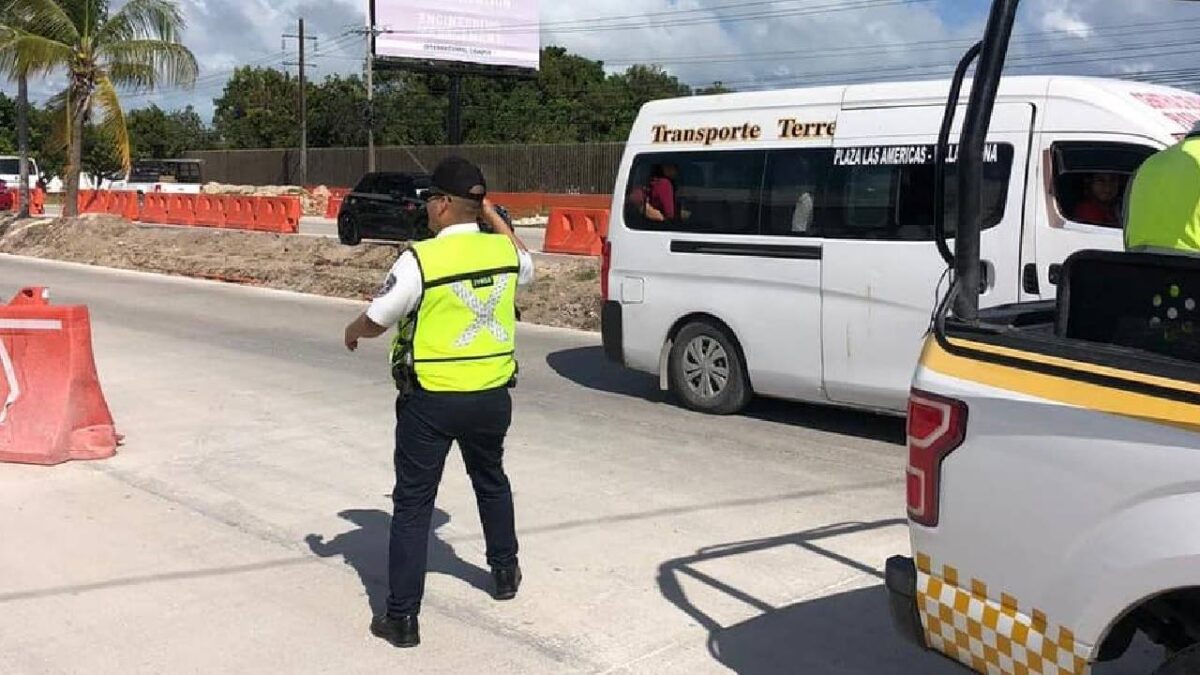 Continúan algunos cierres viales en Cancún por obras.