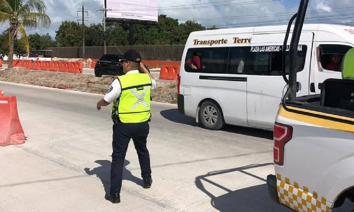 Continúan algunos cierres viales en Cancún por obras.