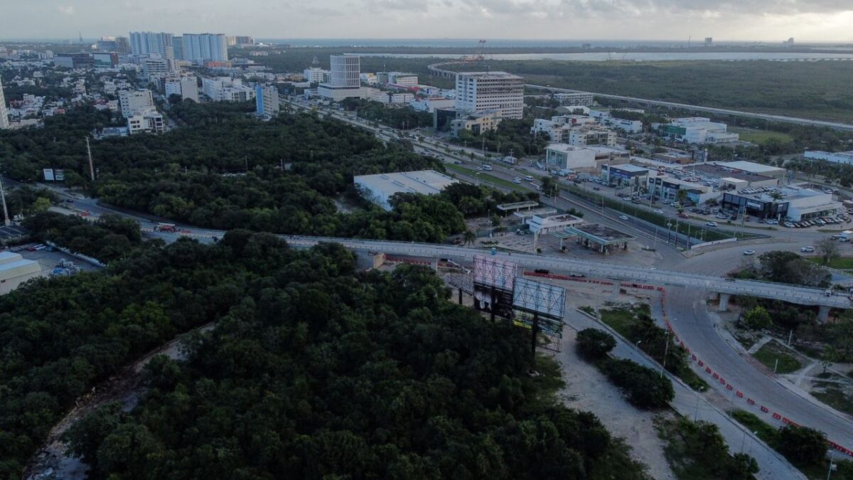Continúan los cierres viales en Cancún.