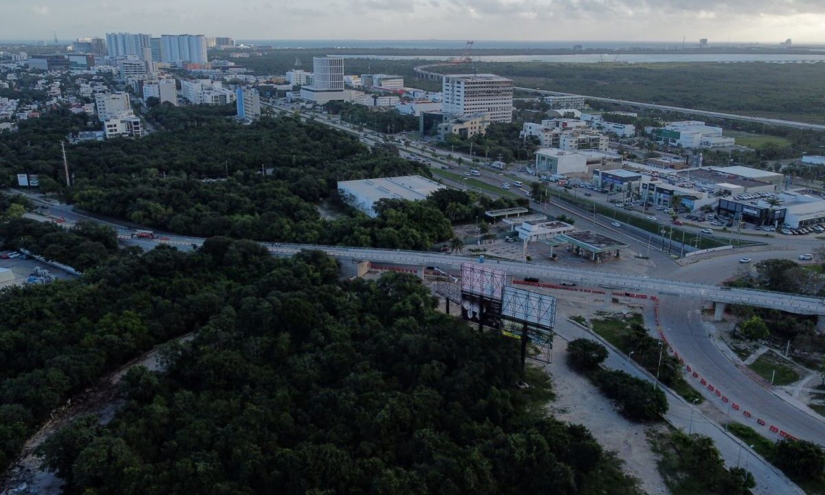 Continúan los cierres viales en Cancún.