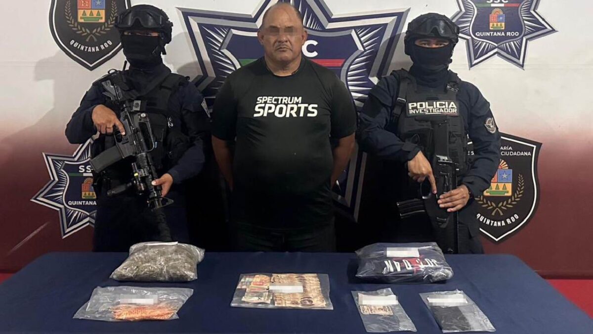 Policías detuvieron en Cancún a un sujeto con drogas.