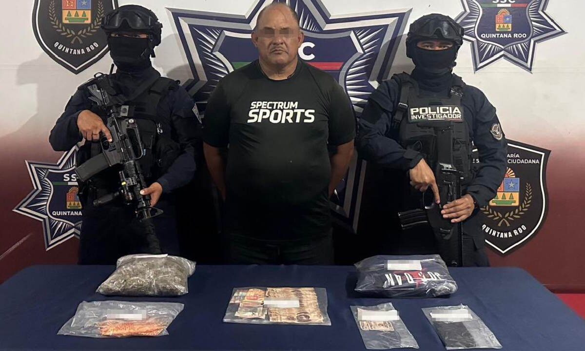Policías detuvieron en Cancún a un sujeto con drogas.