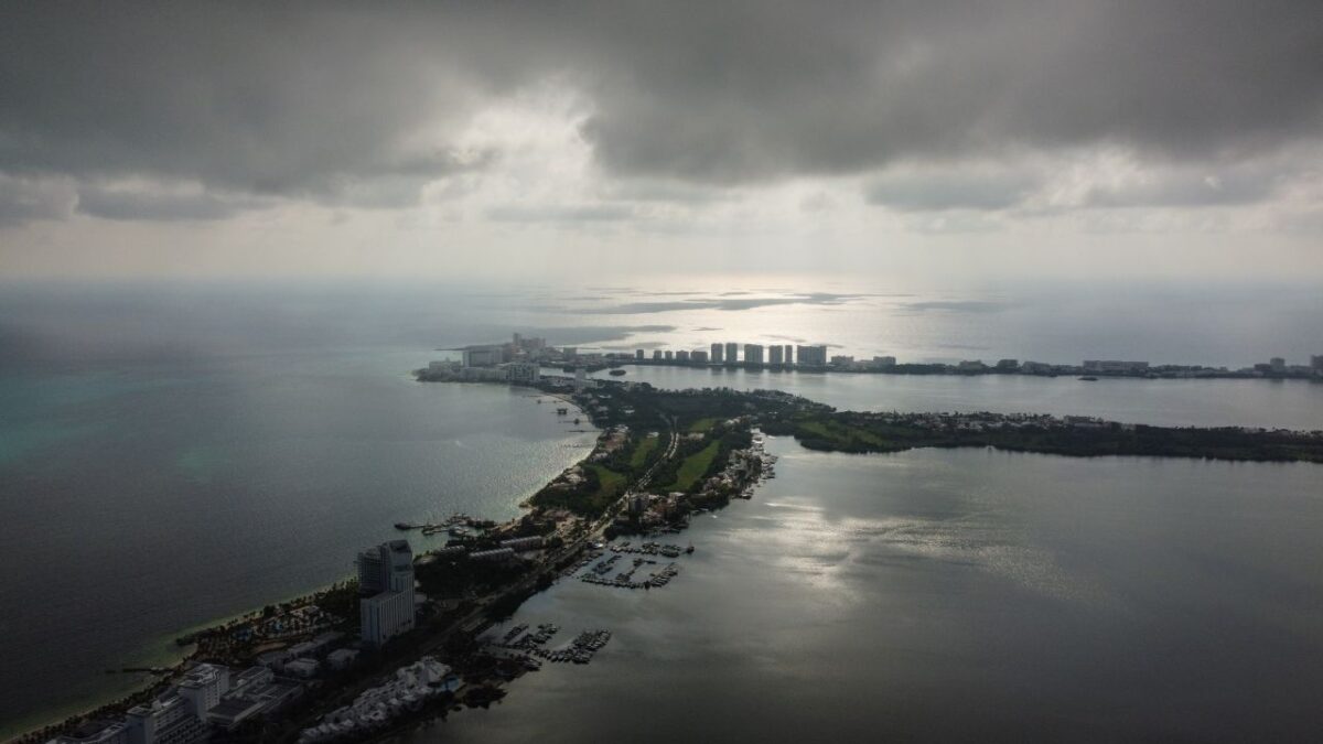 Clima en Quintana Roo. Nublado y lluvias.
