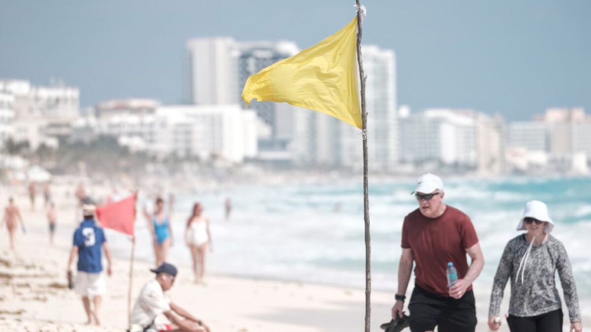Turistas visitan las playas de Cancún.