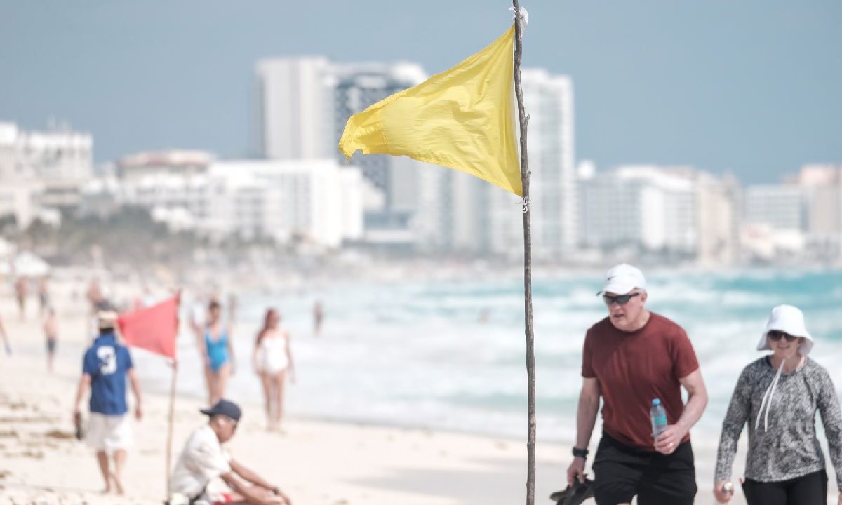 Turistas visitan las playas de Cancún.