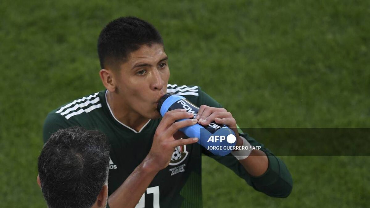 Edson Álvarez es pretendido por otro equipo.