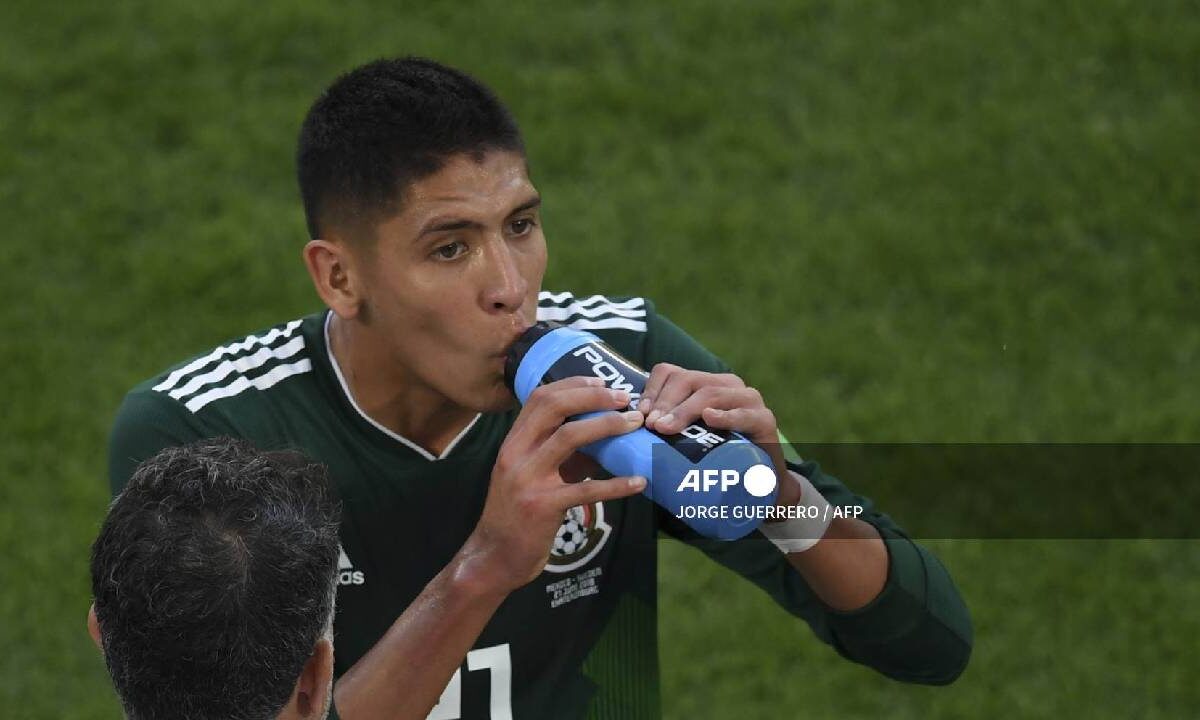 Edson Álvarez es pretendido por otro equipo.