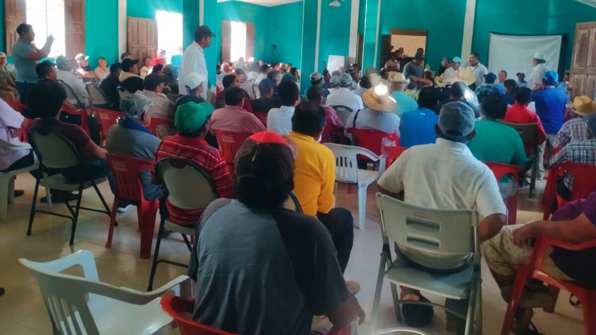Asamblea ejidal en Chiquilá.