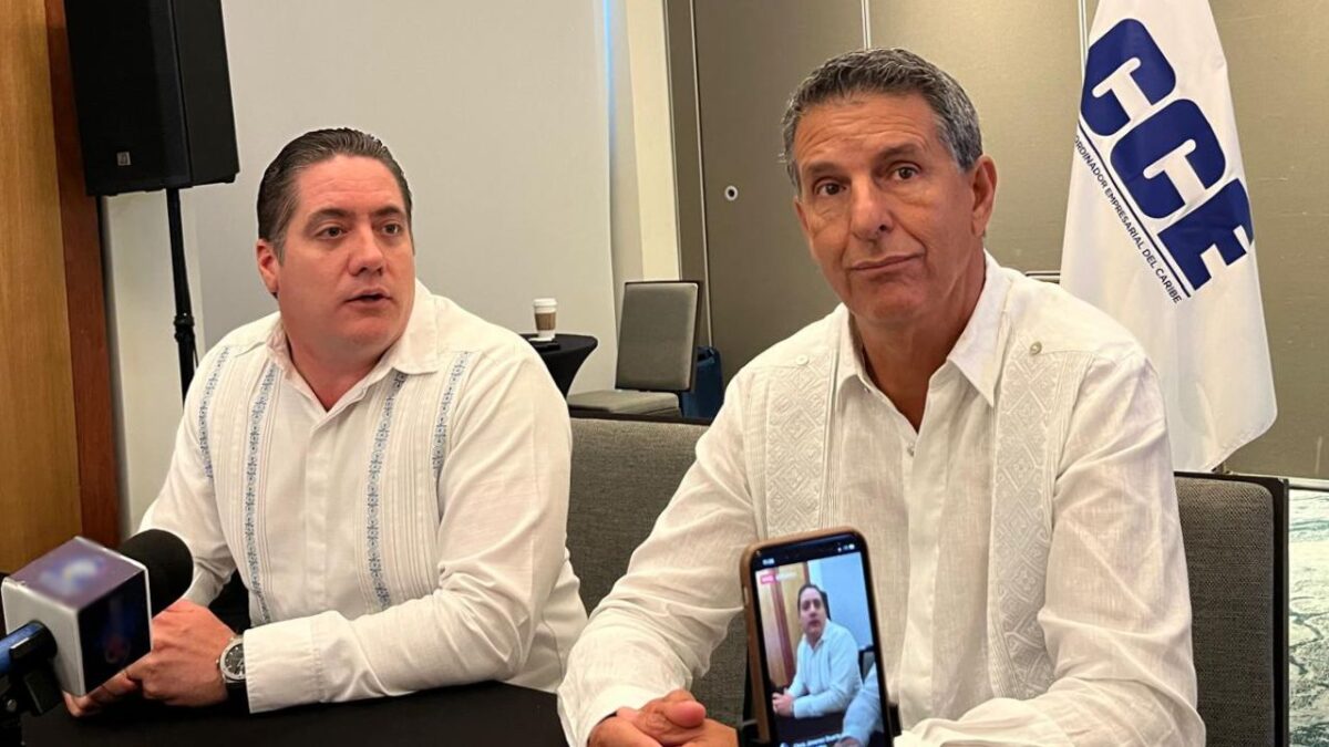 A la derecha, el empresario Javier Carlos Olvera Silveira.