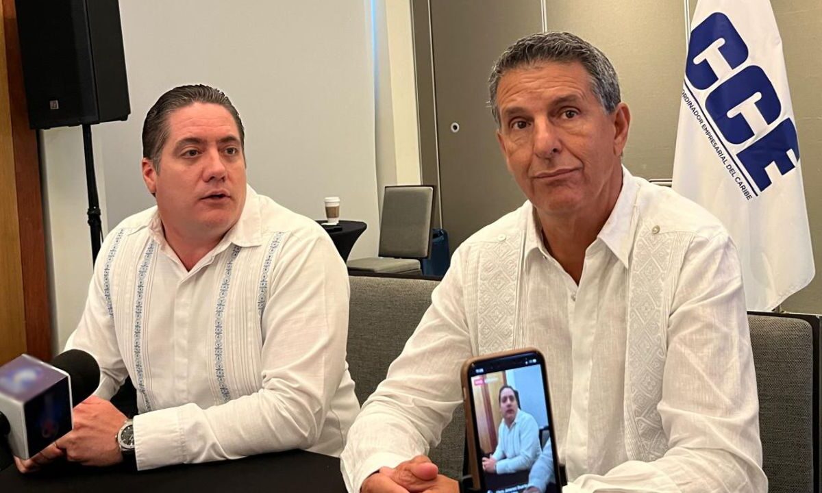 A la derecha, el empresario Javier Carlos Olvera Silveira.