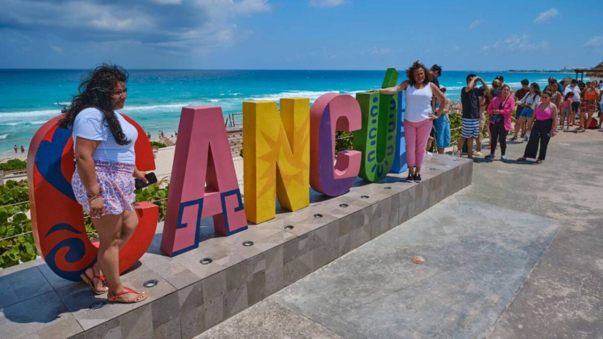 Últimas noticias. Turistas en Cancún.