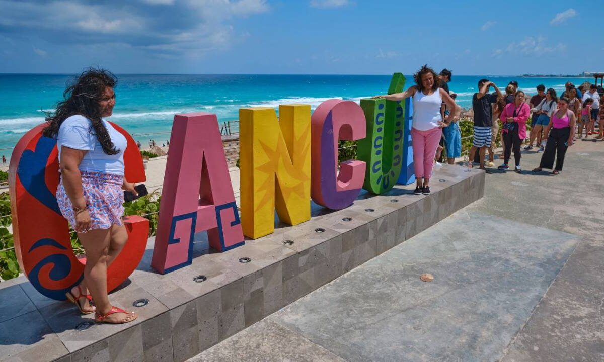 Últimas noticias. Turistas en Cancún.