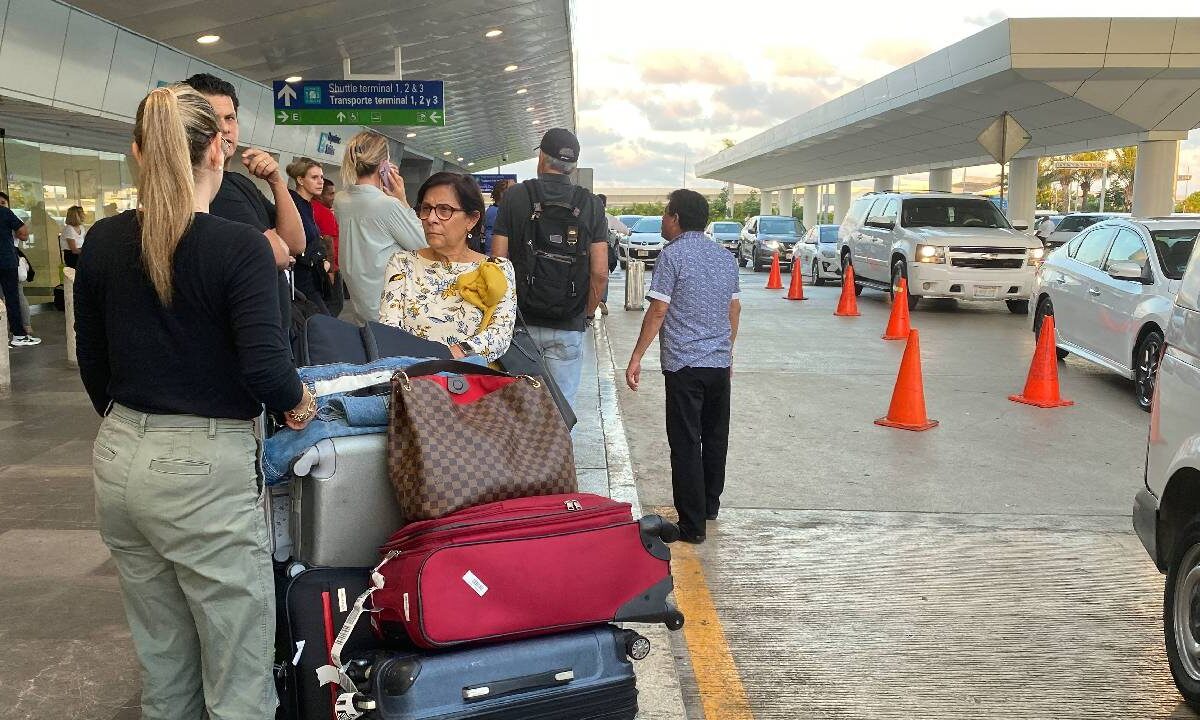 Diversos problemas en el transporte en el Aeropuerto de Cancún.