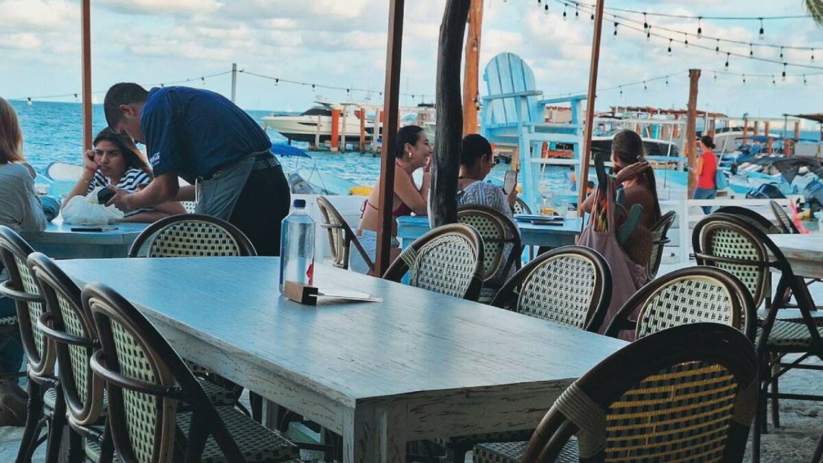 Comensales, en un restaurante de Cancún.