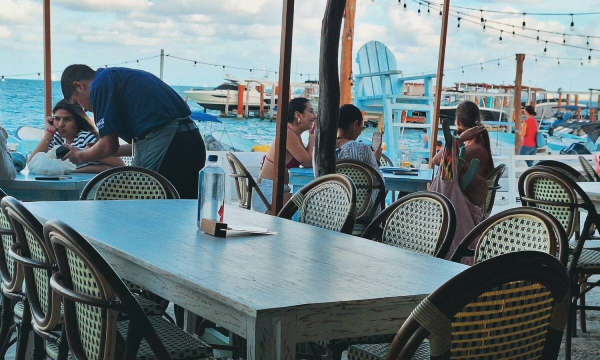 Comensales, en un restaurante de Cancún.