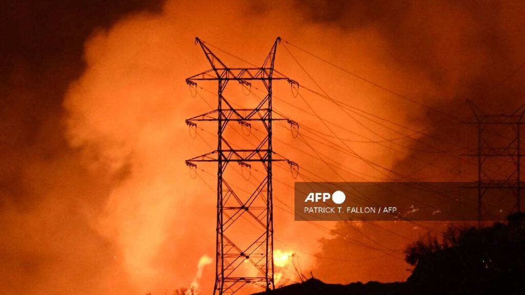 Incendios en Los Ángeles siguen dejan daños.