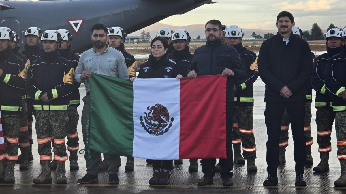 Bomberos mexicanos rumbo a Los Ángeles, California.