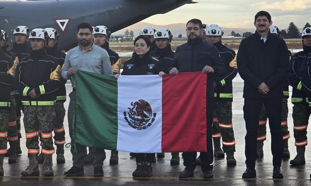Bomberos mexicanos rumbo a Los Ángeles, California.